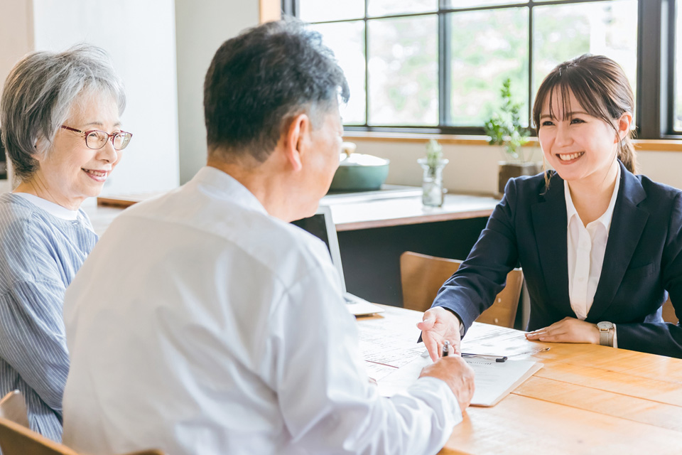 女性スタッフが笑顔で説明している様子